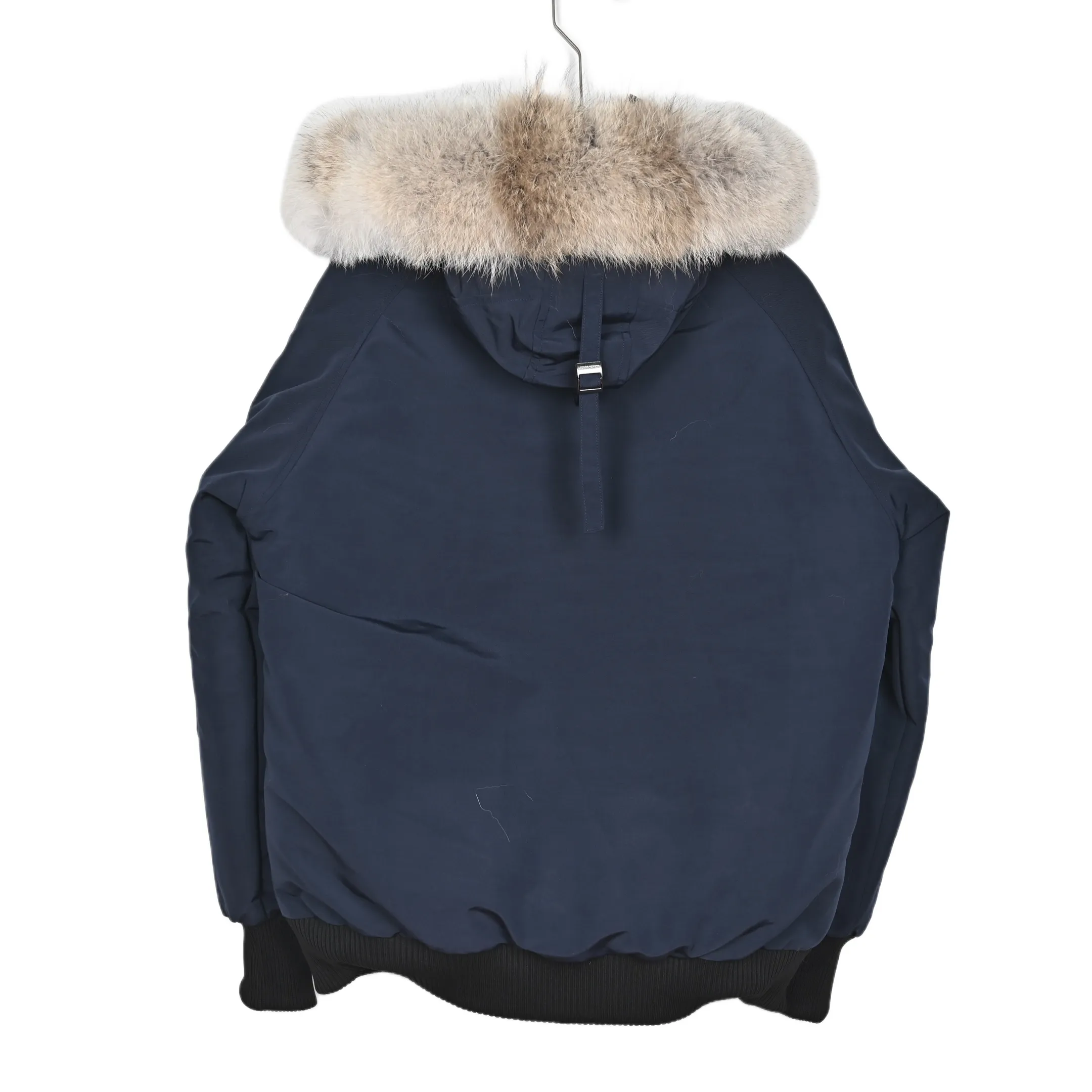 P720 𝐂𝐚𝐧𝐚𝐝𝐚 𝐆𝐨𝐨𝐬𝐞 𝐄𝐱𝐩𝐞𝐝𝐢𝐭𝐢𝐨𝐧 𝟕𝟗𝟗𝟗𝐌 Canada Goose Model 01 Short Down Jacket 🔝Product color: black, off-white, graphite gray, navy blue, sky blue 🔝Product size: XS S M L 2️⃣Exclusively customized 18-count fabrics with the same ZP. Using "Arctic Tech" fabric technology, the outer fabric is 84.5% polyester fiber and 15.5% cotton, the lining is 100% cotton fiber, and the padding is 100% polyester fiber. It is durable, waterproof, windproof, cold-resistant and warm. 3️⃣The lining is made of 40D Nylon AC oil-based glue, with level 5 single-dye fastness. The collar flannel is made of original high-density mercerized velvet, and the pocket fabric is made of elastic high-density polar fleece, which is soft and skin-friendly. The bile cloth is made of 330T polyester anti-velvet No. 7 needle to prevent lint from running away. If there is lint running away, it will be given away for free! 4️⃣The JUKI large-scale sewing machine imported from Japan is professional in stitching and seaming. It completely follows the original 106 stitches on the whole piece of clothing and is reinforced throughout. The length of each jujube follows the original one and is fixed at 1-1.1cm. The density and length are the same as the original one. 5️⃣Yoshida YKK original zipper, Y-shaped double hook Velcro, and the cuffs are made of custom thickened seamless threads. This year, high-elastic spandex gold thread is added to the cuff thread to increase elasticity and strength. From fabrics and gallbladders to buttons and drawstrings, all are custom-developed and authentic. 6️⃣The imported Tajima embroidery machine is used to customize the chest logo with thousands of needles. The pattern is full and three-dimensional, and it is infinitely close to the original product. 7. The fur collars are made from western coyote skins imported from Canada. We purchased 10,000 top-quality fur collars in the spring. The width of the fur collars is 14cm and the length is 55cm. This winter, the quality of the fur collars will be stable throughout the season, eliminating the uneven quality of fur collars in the middle and later stages! 7️⃣Packaging is in a three-dimensional handbag with cards included. It’s more impressive to give it away and keep it for yourself.